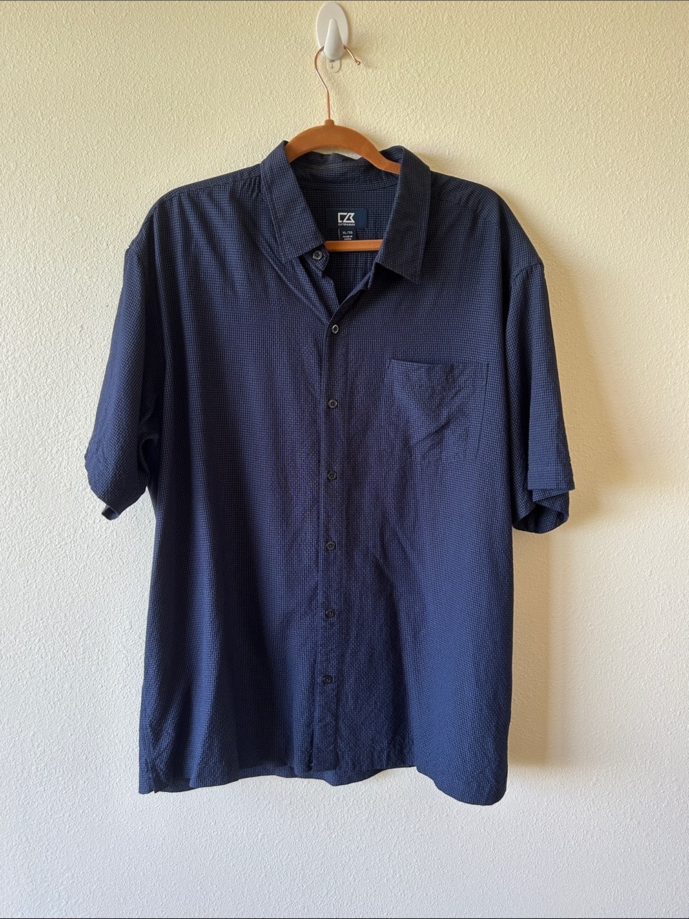 Cutter & Buck Men's light weight Button-Down Shirt